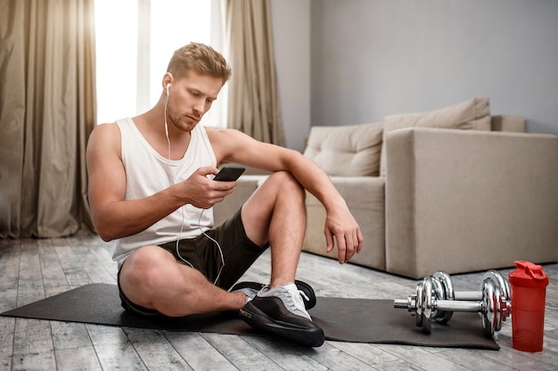 Jeune homme exerce à la maison