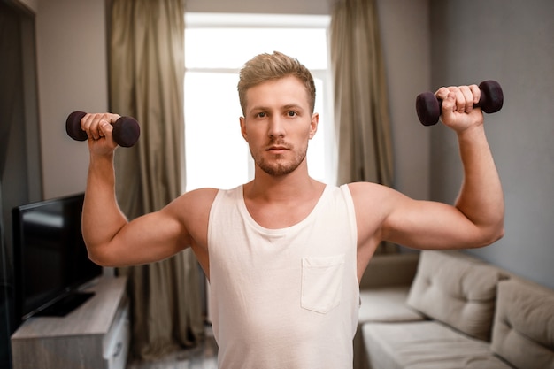 Jeune homme exerce à la maison