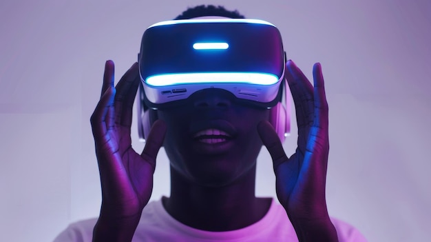 Un jeune homme expérimentant le bonheur de la réalité virtuelle