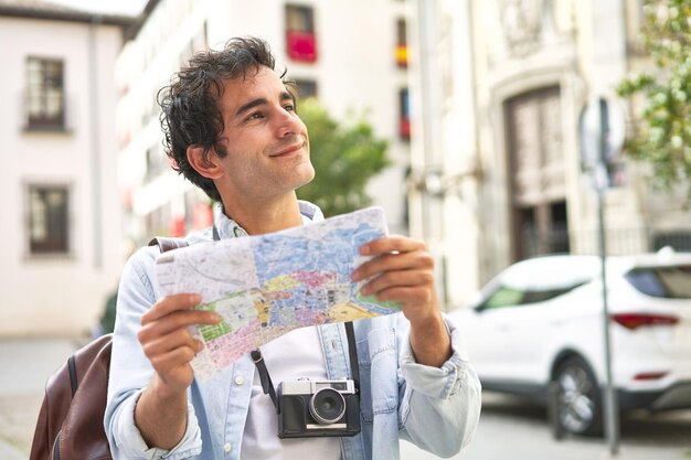 Un jeune homme explore une nouvelle ville en traçant sa route