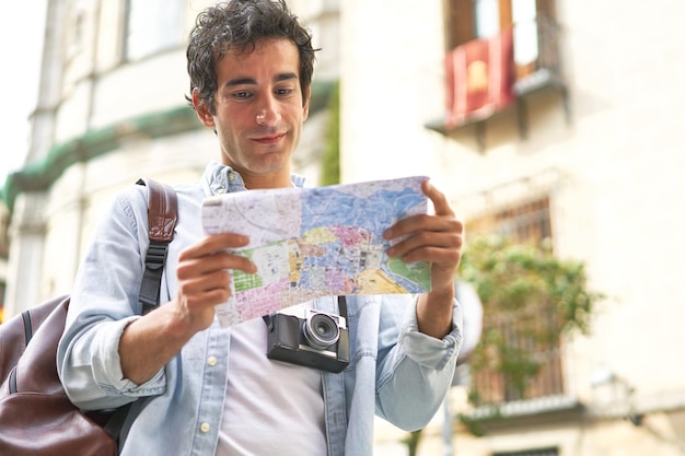 Un jeune homme explore une nouvelle ville en traçant sa route