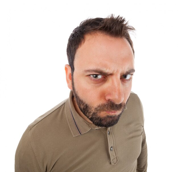 Jeune homme avec une expression de colère