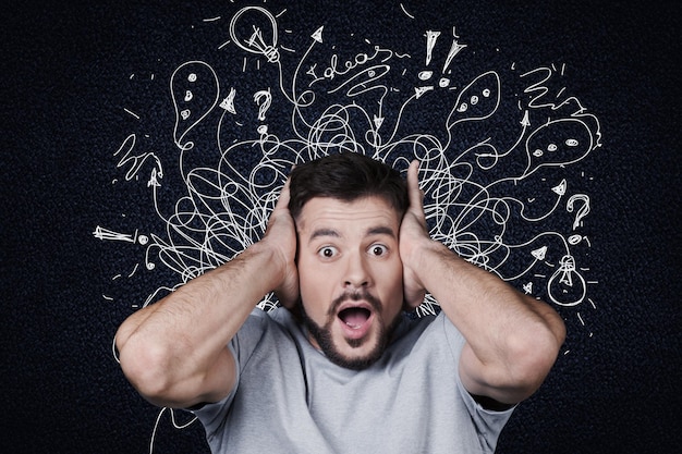 Jeune homme avec une expression faciale inquiète et stressée avec illustration