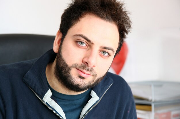 Jeune homme avec une expression sérieuse