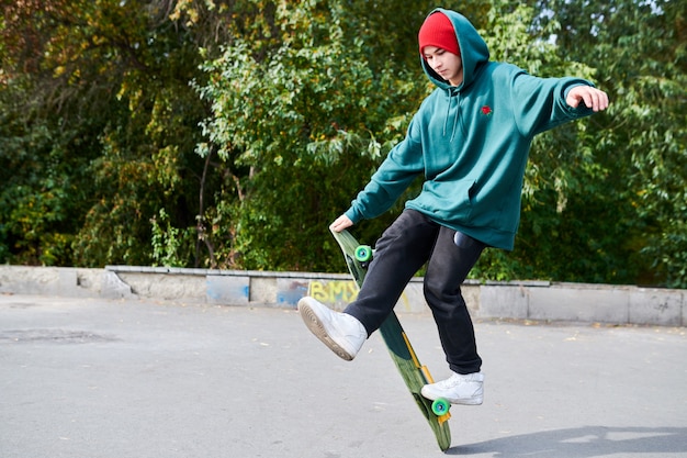 Jeune homme faisant des cascades de patinage