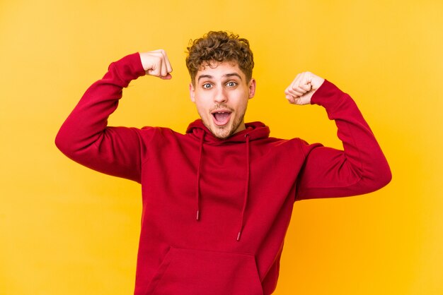 jeune homme faisant une drôle d'expression