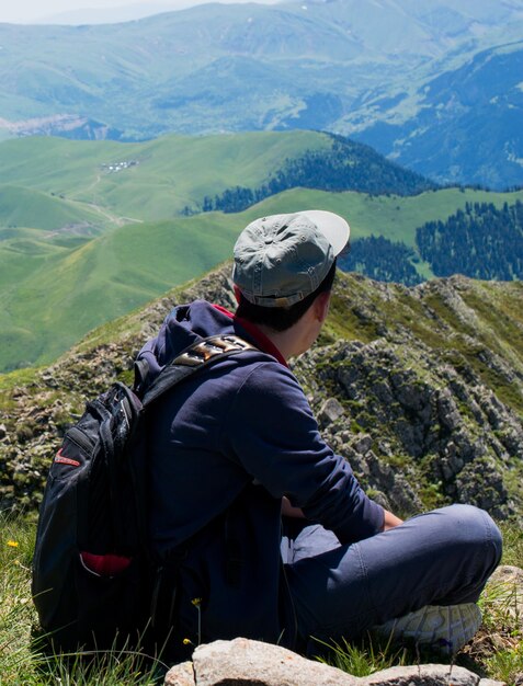 Jeune homme faisant une excursion