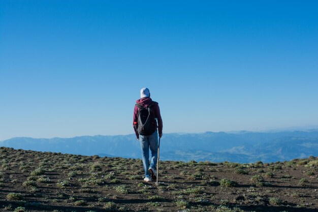 Jeune homme faisant une excursion