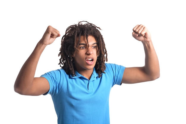 Jeune homme faisant l'expression du visage sur fond blanc