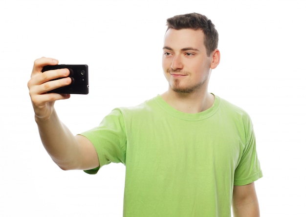 Jeune homme faisant une photo de lui-même