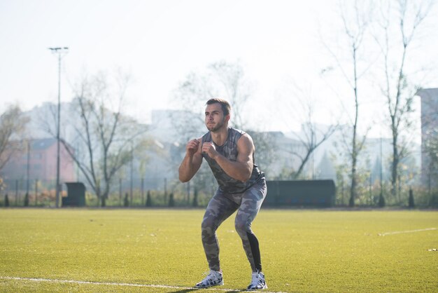 Jeune homme faisant sauter dans la zone du parc de la ville de formation et d'exercice pour l'Endurance Fitness Healthy Lifestyle Concept Outdoor