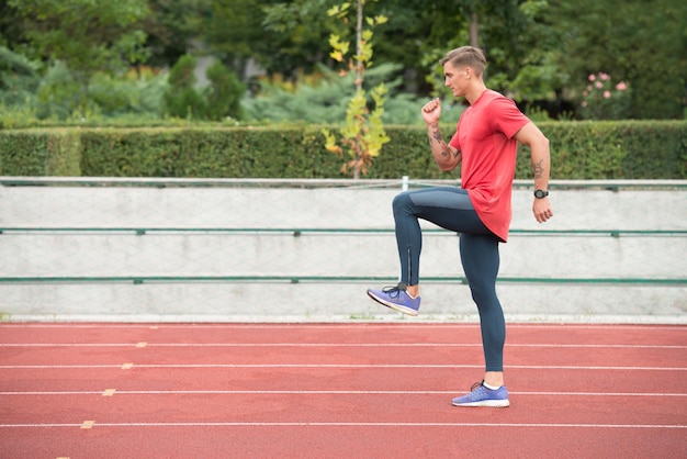 Le jeune homme fait du jogging le jour ensoleillé