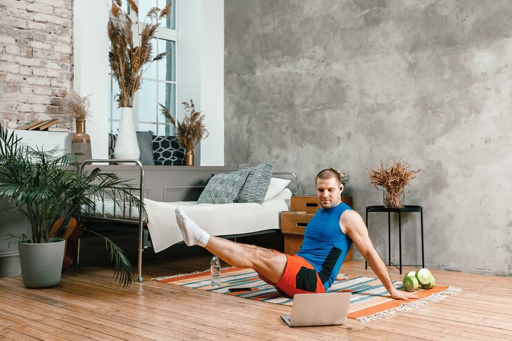 Photo le jeune homme fait du sport à la maison
