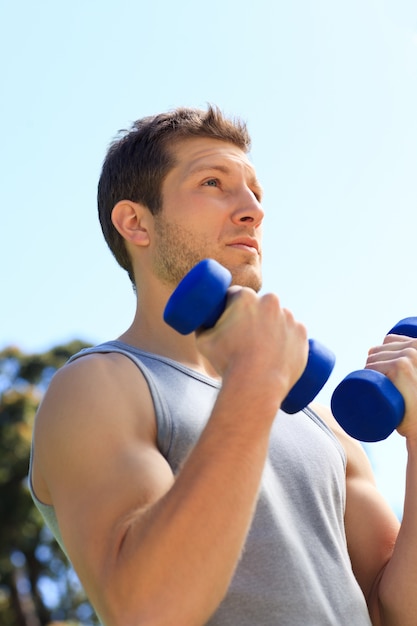 Jeune homme fait ses exercices dans le parc