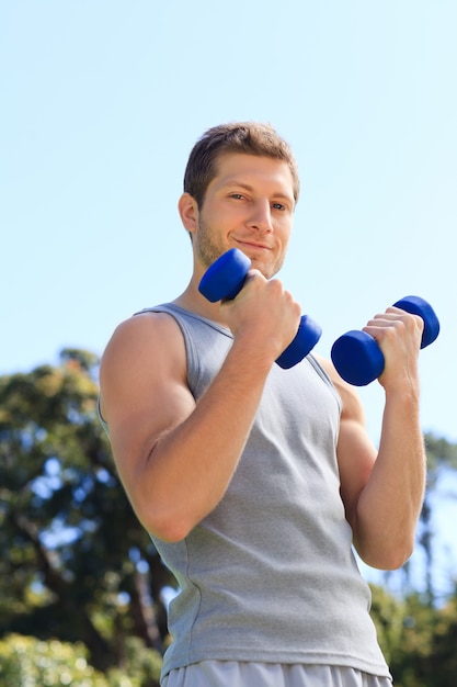 Jeune homme fait ses exercices dans le parc