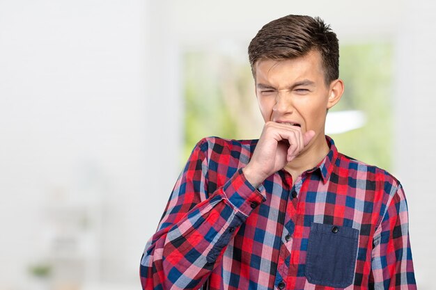 Jeune homme fatigué le bâillement