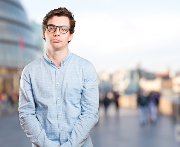 Jeune homme fatigué posant