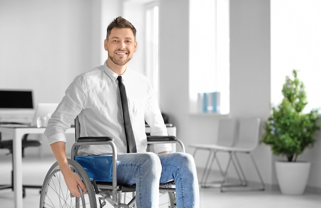 Jeune homme en fauteuil roulant au lieu de travail