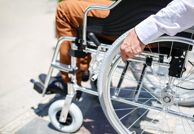 Un Jeune Homme En Fauteuil Roulant Qui Ne Peut Pas Descendre Les Escaliers.