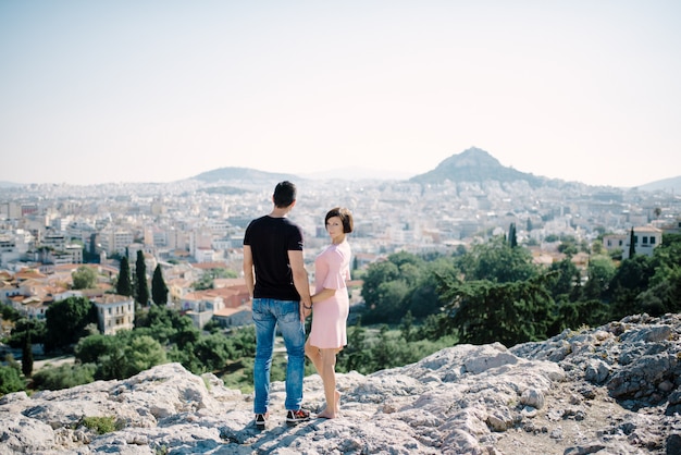 Jeune homme et femme amoureux à l'extérieur sur le toit Concept d'amour et de relations