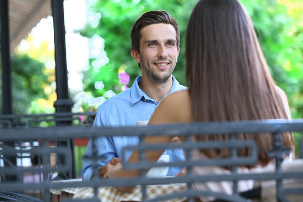 Jeune homme et femme au café de la rue