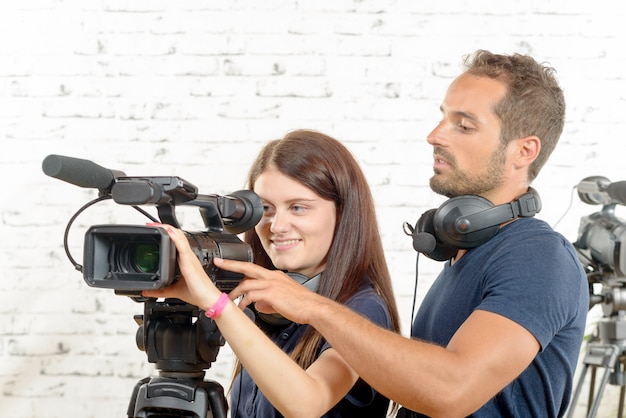 Un jeune homme et une femme avec une caméra vidéo professionnelle