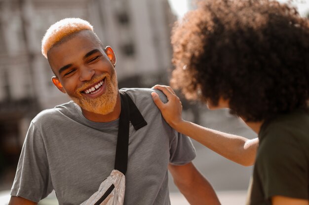 Un jeune homme et une femme dans la rue profitant de la journée