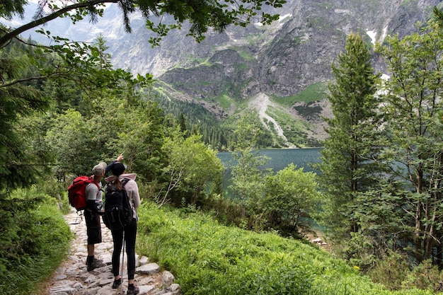 Jeune homme et femme explorant la route dans la montagne