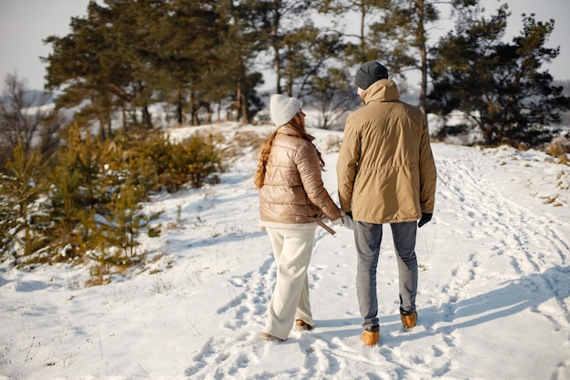 Jeune homme et femme passant du temps ensemble le jour de l'hiver