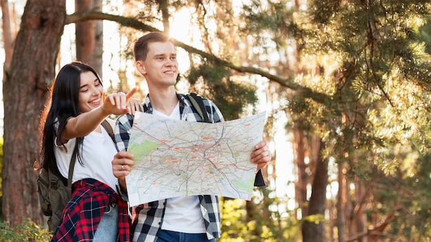 Photo jeune homme et femme à la recherche de sites locaux