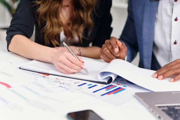 Jeune homme et femme travaillant au bureau