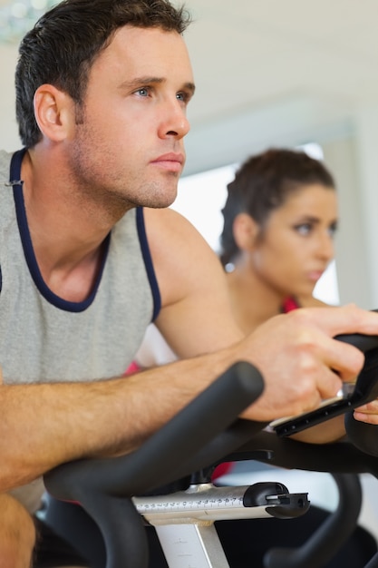 Photo jeune homme et femme travaillant à la classe de filature