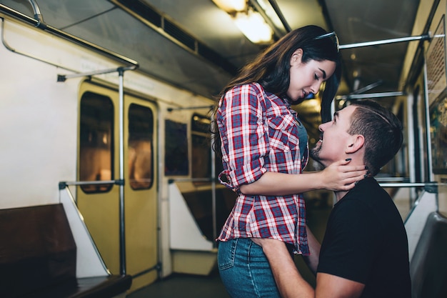 Jeune homme et femme utilisent le métro. Couple dans le métro.