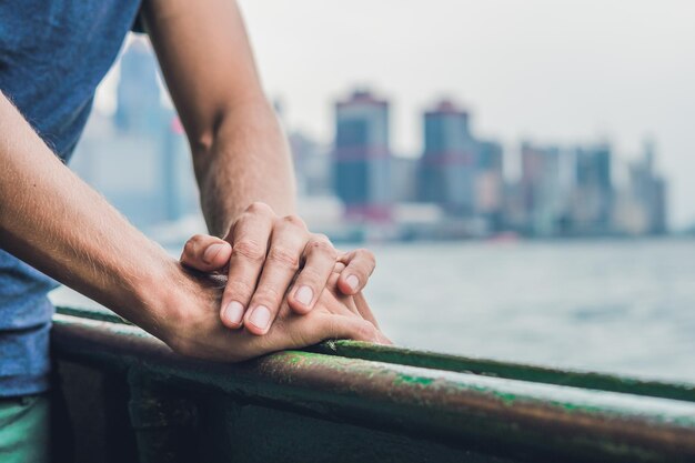 Un jeune homme sur un ferry à Hong Kong.