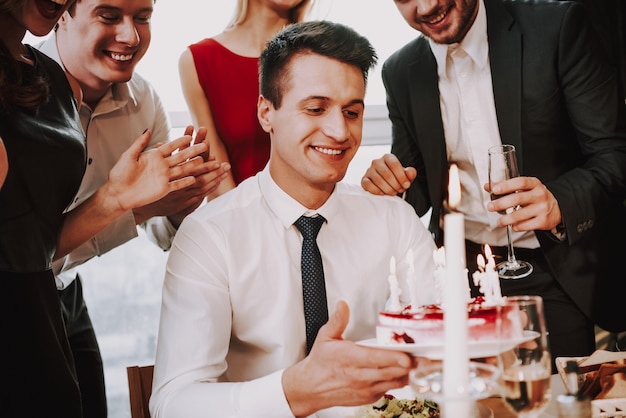 Jeune homme fête son anniversaire avec une entreprise