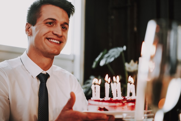 Jeune homme fête son anniversaire avec une entreprise