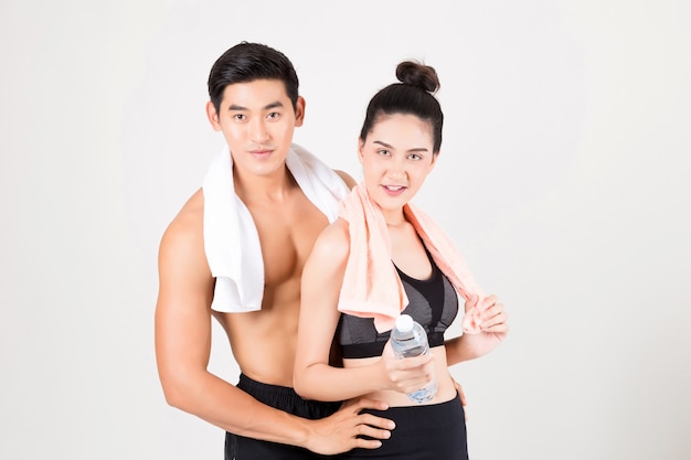 Jeune homme de fitness et sa copine en formation