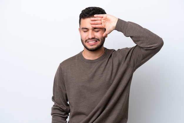 Jeune homme sur fond isolé