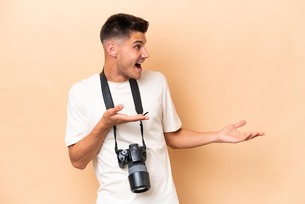 Jeune homme sur fond isolé