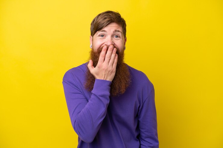 Photo jeune homme sur fond isolé