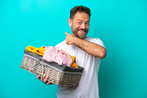 Jeune homme sur fond isolé