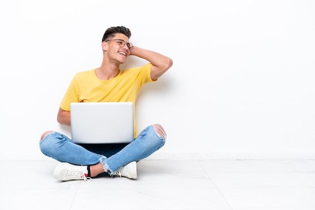 Jeune homme sur fond isolé