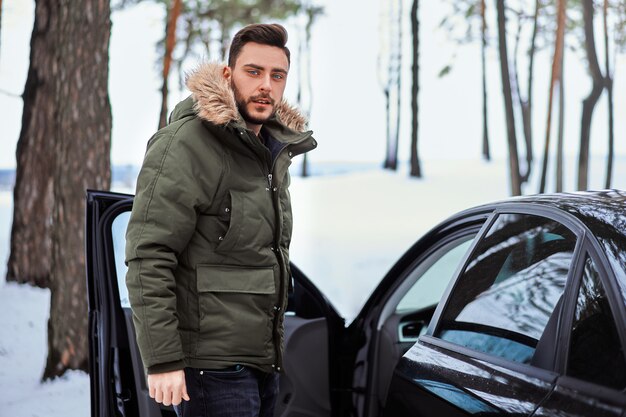 jeune homme, forêt hiver, près, voiture