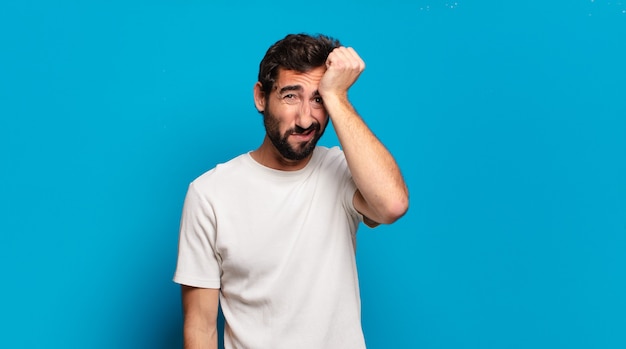 Jeune homme fou barbu avec un espace de copie. expression de colère