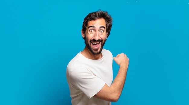 Jeune homme fou barbu avec un espace de copie. expression fière