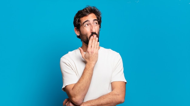 Jeune homme fou barbu avec un espace de copie. expression de la pensée