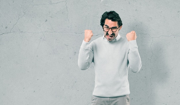 Jeune homme fou en colère expression.personne découpe corps complet contre