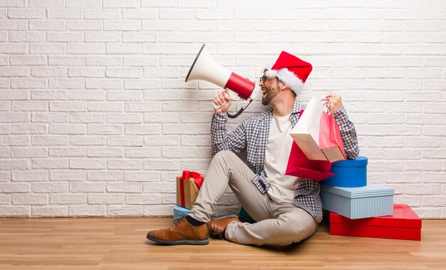 Jeune homme fou fêtant Noël dans sa maison