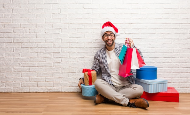 Jeune homme fou fêtant Noël dans sa maison