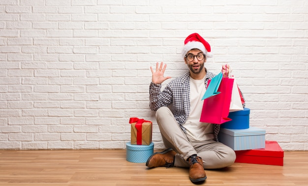 Jeune homme fou fêtant Noël dans sa maison